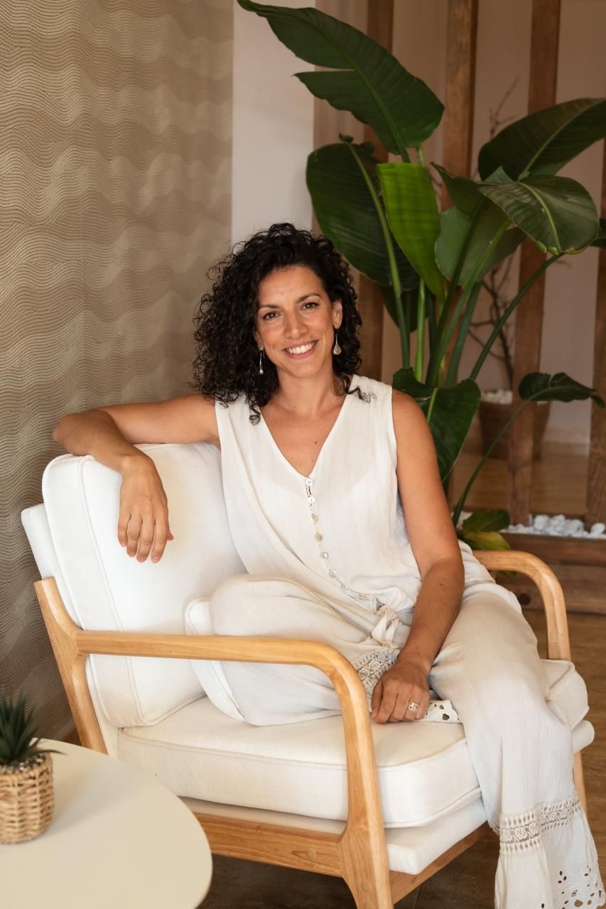 Marta Muñoz, enfermera e IBCLC, sonriendo en su consulta