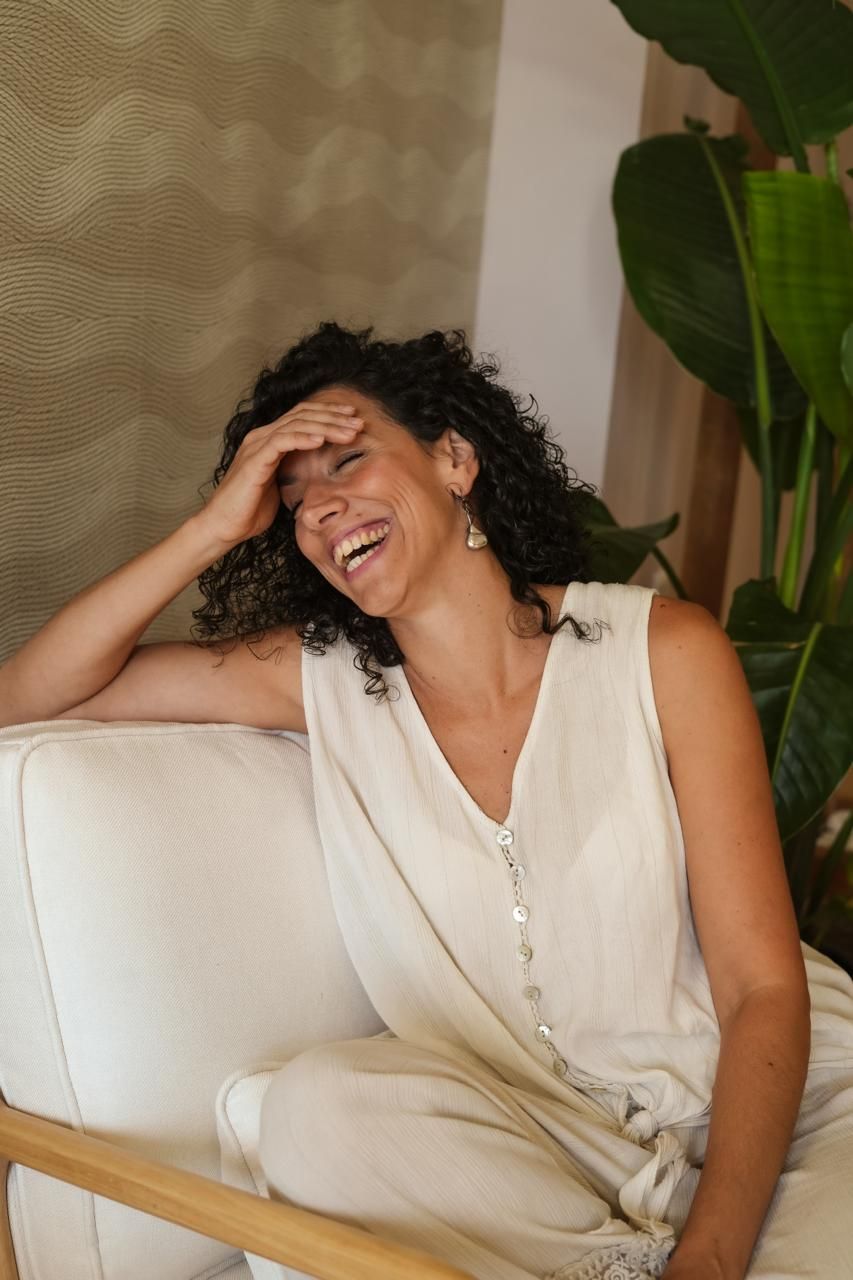 Marta Muñoz riendo, cercana y cálida, en su espacio de consulta